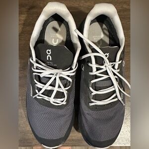 Women’s Cloud size 5 1/2 like new